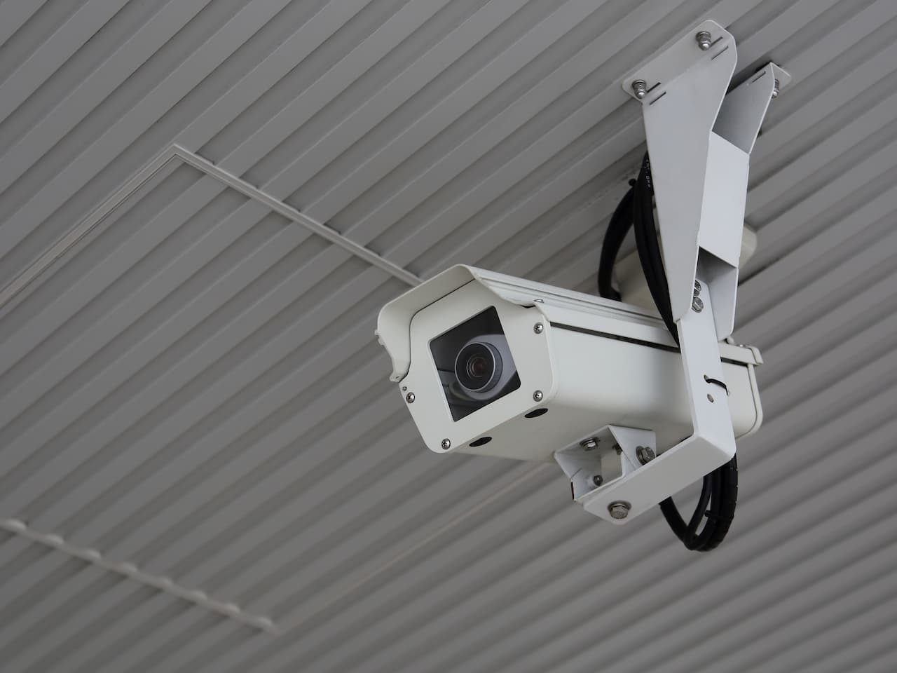 天井に設置された監視カメラ
